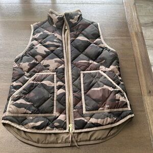 J crew Camo Size Small lightweight down vest